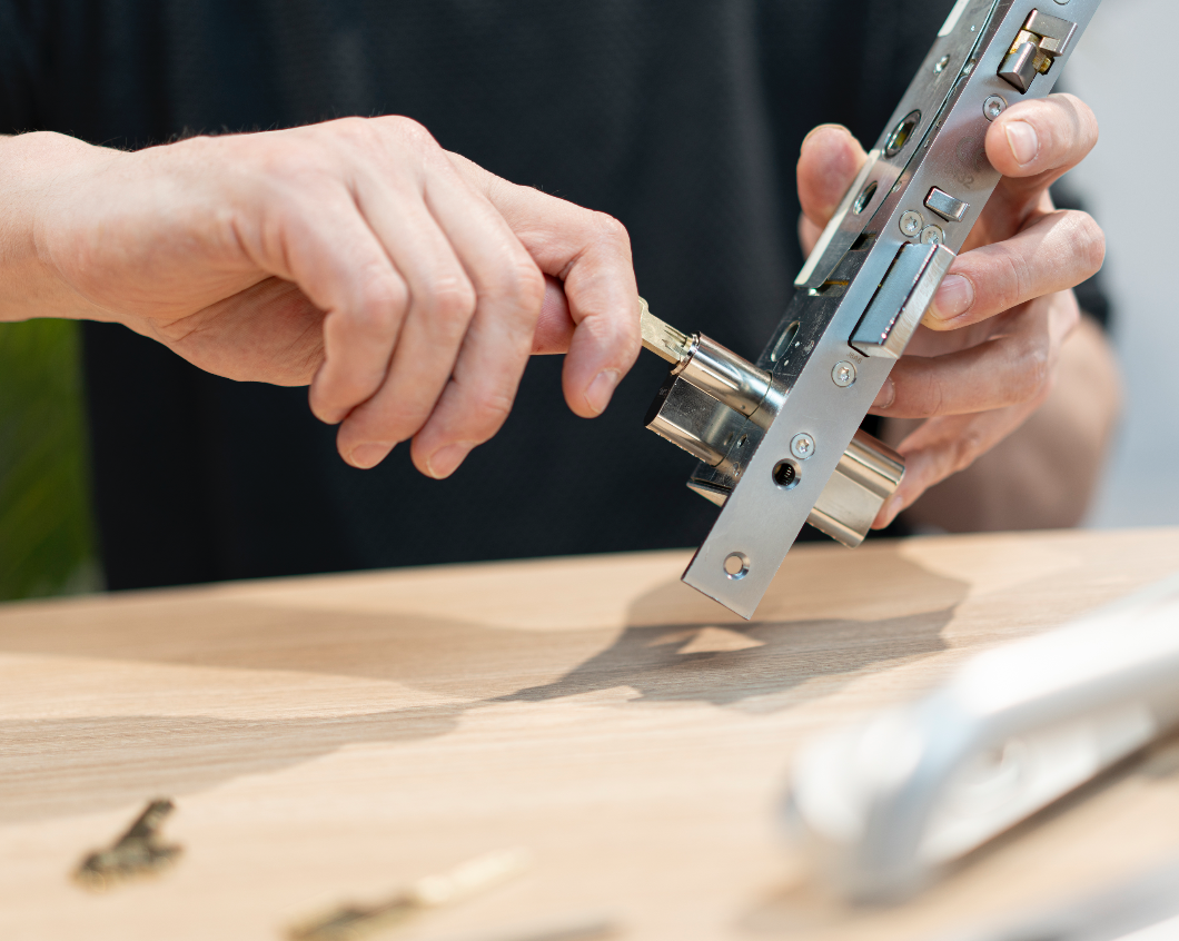 Slotenmaker monteert een nieuwe veiligheidscilinder in een insteekslot