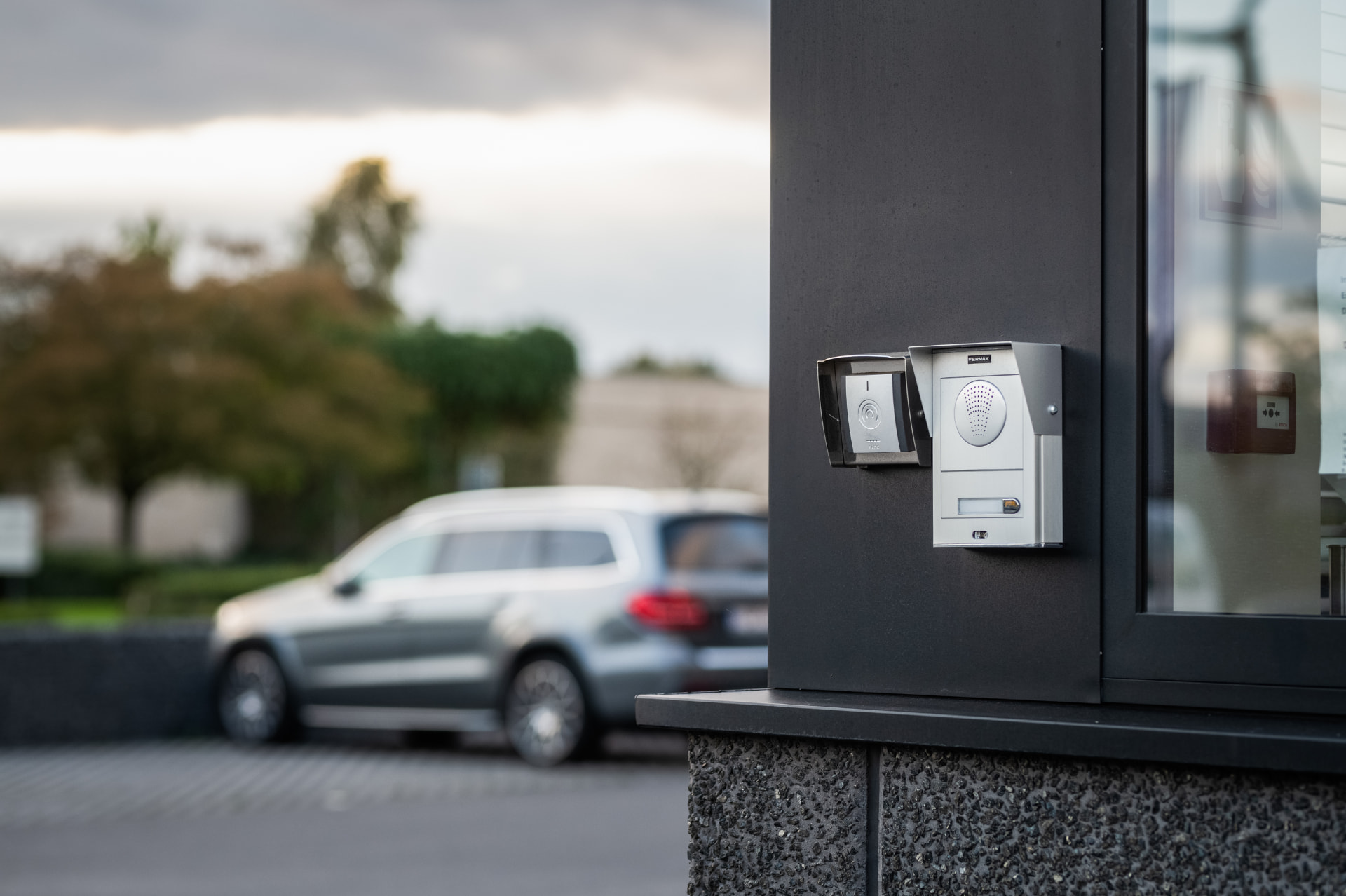 Badgelezer en parlofoon voor toegangscontrole aan de ingang van een bedrijf